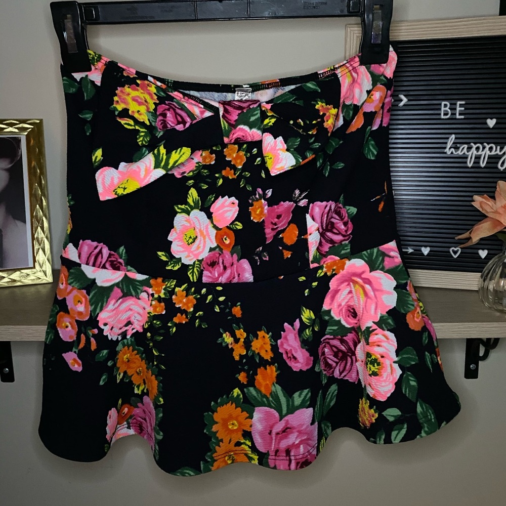 ✨Strapless floral top✨